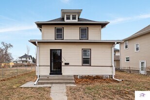 1458 Lothrop St in Omaha, NE - Building Photo