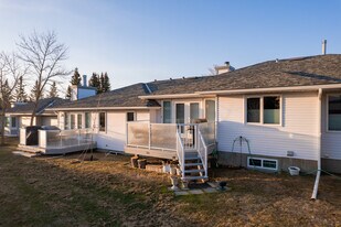 16 Hawkside Pk NW in Calgary, AB - Building Photo