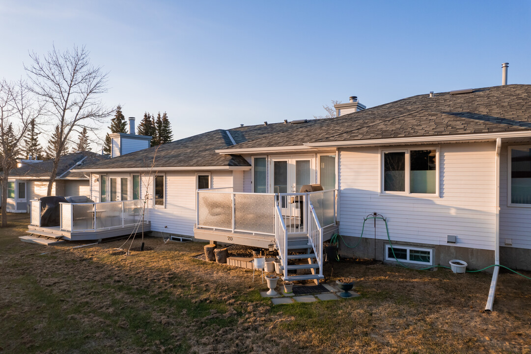 16 Hawkside Pk NW in Calgary, AB - Building Photo