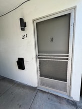209 W Maple St in Glendale, CA - Foto de edificio - Building Photo