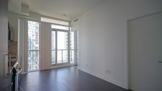 290-2290 Adelaide St W in Toronto, ON - Building Photo - Building Photo