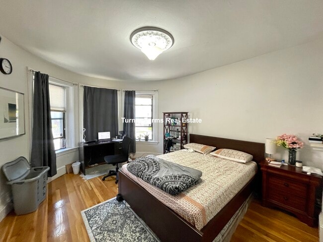 40 Cedar St, Unit 1 in Somerville, MA - Foto de edificio - Building Photo