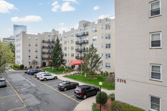 Central Court Condominiums in Fort Lee, NJ - Building Photo - Building Photo