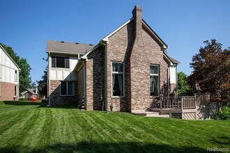 3349 Rocky Crest Dr in Rochester Hills, MI - Foto de edificio - Building Photo