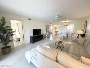 5435 Rattlesnake Hammock Rd in Naples, FL - Building Photo - Building Photo