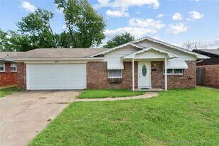 2219 S Park St, Unit 226 in Sapulpa, OK - Building Photo