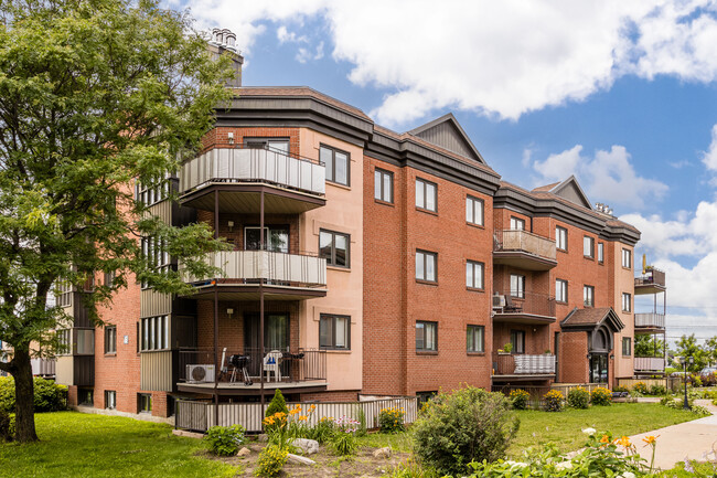 5 Bellerose Boul E in Laval, QC - Building Photo - Building Photo