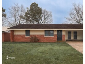 2207 Needham St in Jonesboro, AR - Building Photo