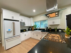 11945 S Della Ln in Garden Grove, CA - Foto de edificio - Building Photo