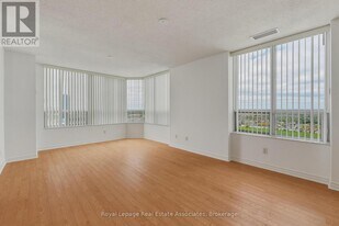 25 Kingsbridge Garden Cir in Mississauga, ON - Building Photo