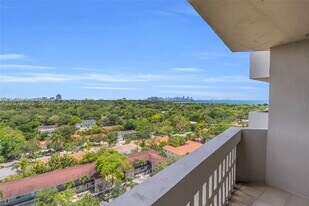 90 Edgewater Dr in Coral Gables, FL - Building Photo