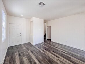 8913 Kingswood Dr in Las Vegas, NV - Building Photo - Building Photo