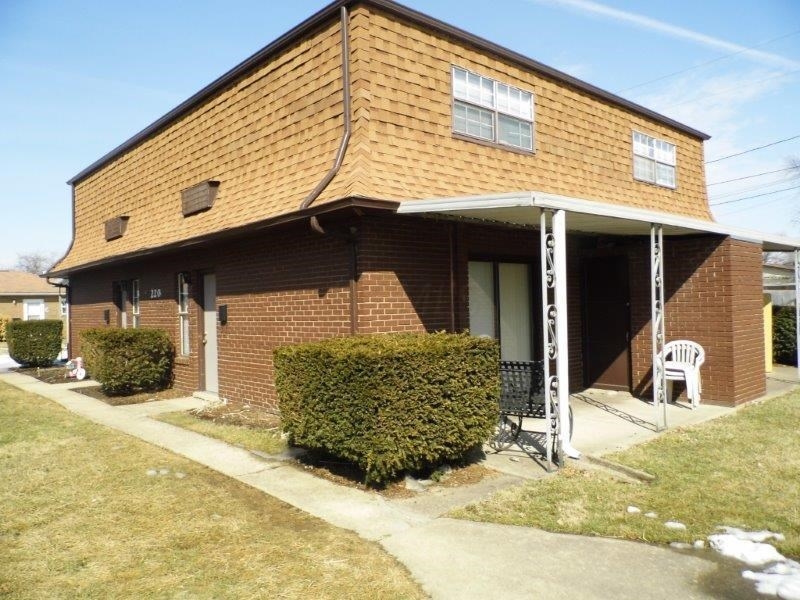 206 Jefferson Ave in Ashville, OH - Foto de edificio