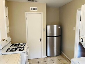 6235 St Moritz Ave in Dallas, TX - Building Photo - Building Photo