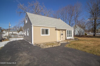 1 Charles Rd in Latham, NY - Building Photo - Building Photo