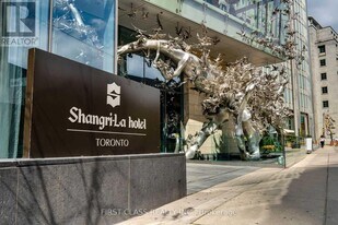 180 University Ave in Toronto, ON - Building Photo