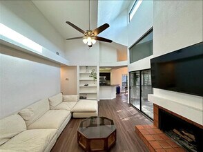 4711 Spicewood Springs Rd, Unit 213 in Austin, TX - Foto de edificio - Building Photo