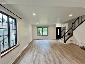 216 Seneca Trail in Bloomingdale, IL - Building Photo - Building Photo
