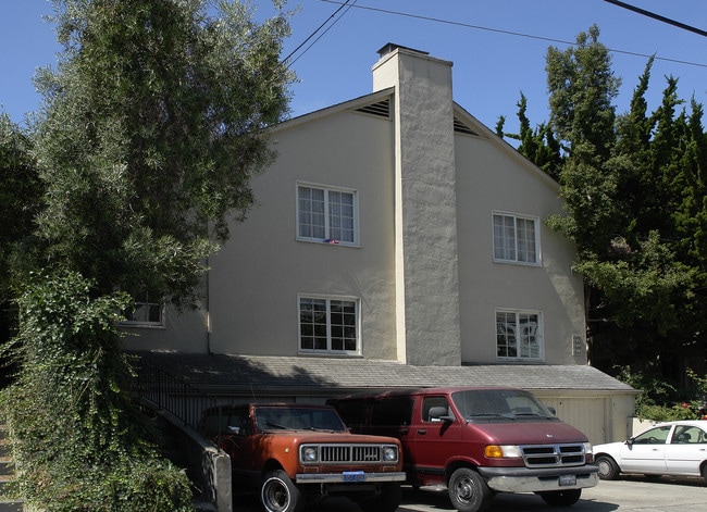 1347-1351 E 28th St in Oakland, CA - Foto de edificio - Building Photo