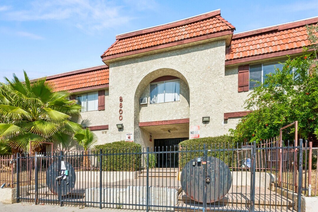 8800 Cedros Ave in Los Angeles, CA - Building Photo