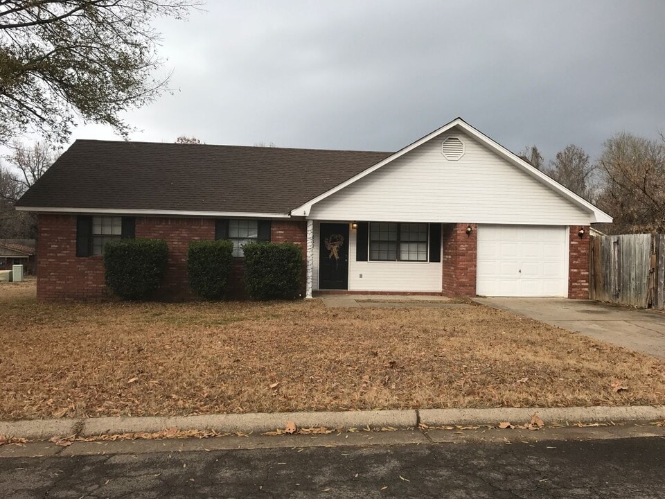 611 Valley Dr in Russellville, AR - Building Photo