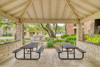 Village Oaks in Austin, TX - Foto de edificio - Building Photo