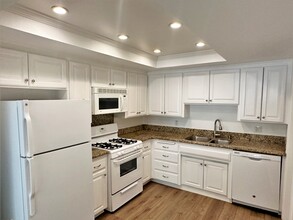 8162 Manitoba St, Unit 209 in Los Angeles, CA - Building Photo - Building Photo