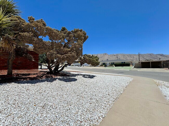 5801 Beaumont Pl in El Paso, TX - Building Photo - Building Photo