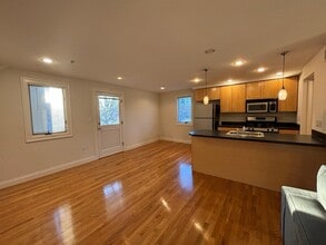 1110 Massachusetts Ave, Unit 3 in Cambridge, MA - Building Photo - Building Photo