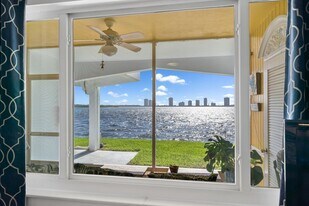 100 Shore Ct, Unit 105 in North Palm Beach, FL - Building Photo
