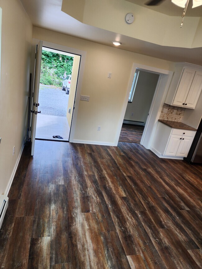 35 Orchard St, Unit 2 in Fredonia, NY - Foto de edificio - Building Photo