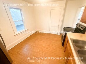 859 Brown St-Unit -Up Unit in Akron, OH - Building Photo - Building Photo