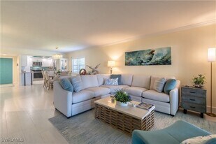 1071 8th St S in Naples, FL - Building Photo