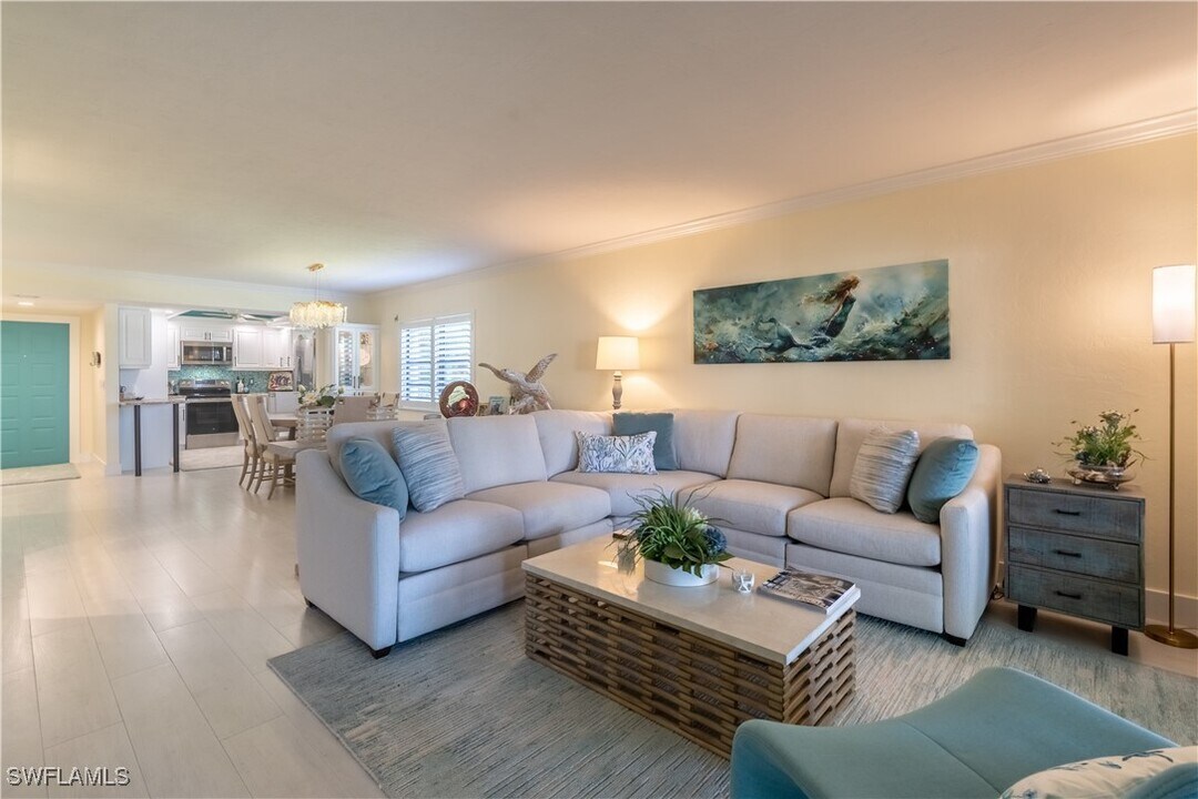 1071 8th St S in Naples, FL - Building Photo