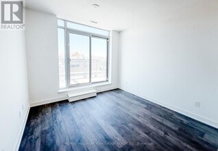 705 Davis Dr in Newmarket, ON - Building Photo - Building Photo