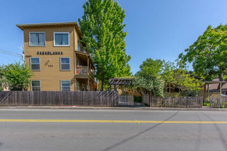 Casablanca Apartments in Sonoma, CA - Foto de edificio - Building Photo