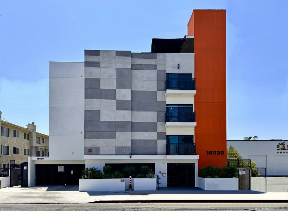 16030 Sherman Way in Los Angeles, CA - Foto de edificio