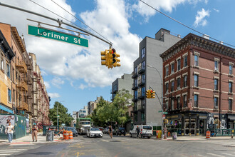 596 Metropolitan Ave in Brooklyn, NY - Building Photo - Building Photo