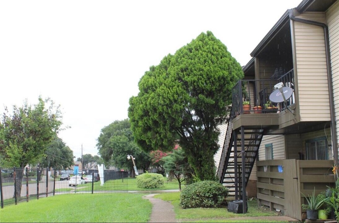 6161 Reims Rd in Houston, TX - Building Photo