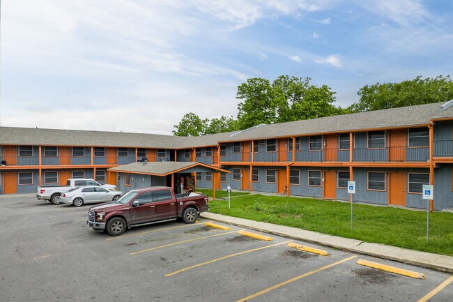 Lorenzo Apartments in San Antonio, TX - Foto de edificio - Building Photo