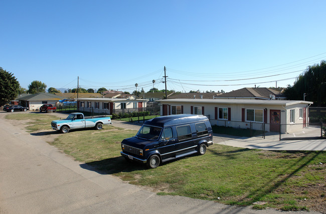 3718-3728 Santa Clara Ave in Oxnard, CA - Foto de edificio - Building Photo