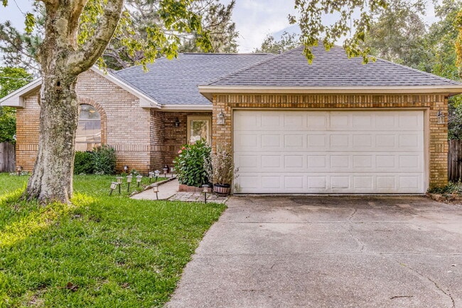 property at 2241 Prytania Cir