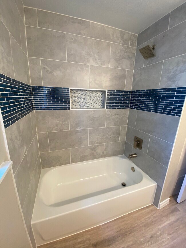 200 E Freeman St in Ennis, TX - Foto de edificio - Building Photo