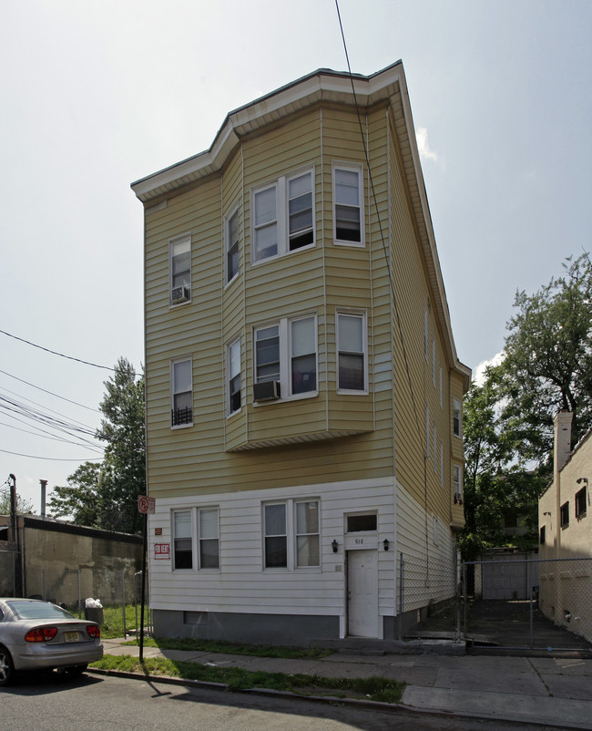 518 E 19th St in Paterson, NJ - Foto de edificio - Building Photo