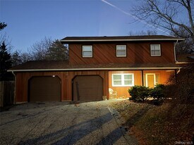 7 Gloucester Dr in Wyandanch, NY - Building Photo