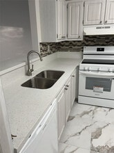 406 NW 68th Ave in Fort Lauderdale, FL - Foto de edificio - Building Photo