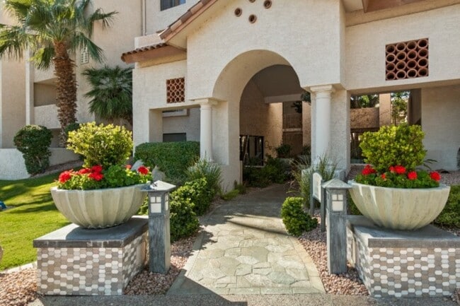 Del Prado in Phoenix, AZ - Foto de edificio - Building Photo