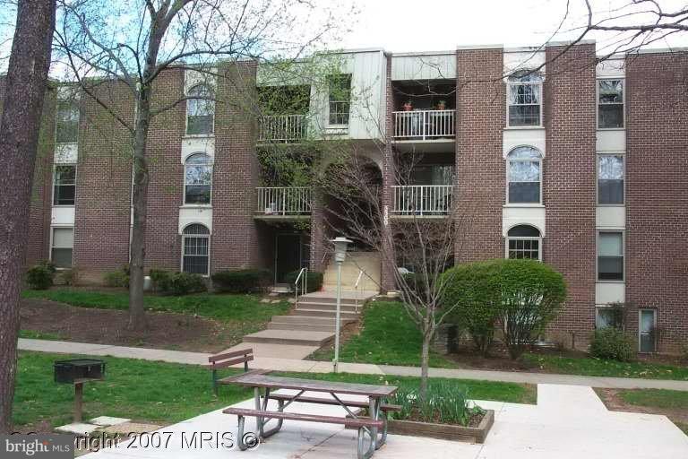 3300 Woodburn Village Dr in Annandale, VA - Building Photo