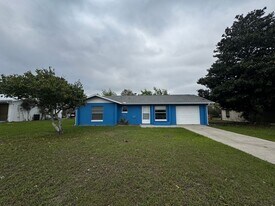 21411 SW Honeysuckle St in Dunnellon, FL - Building Photo