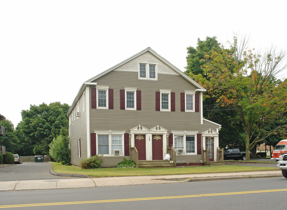 140 W Main St in Plainville, CT - Foto de edificio